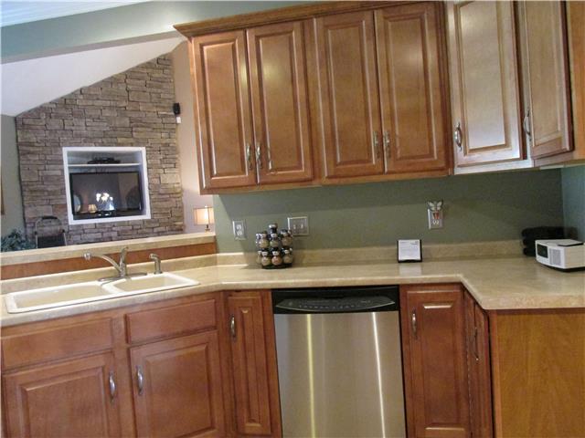 3555 Rabbit Run Trail Clarksville, TN 37043 - Photo 10 of 19 Additional view of the Eat-in Kitchen Consist of Breakfast Bar, Deep Sinks and Lots of Cabinets.