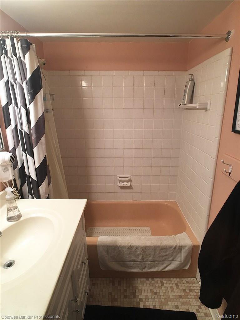 295 Red Oak Lane Rochester, MI 48307 - Photo 27 of 39 27.) Full Bathroom Shower