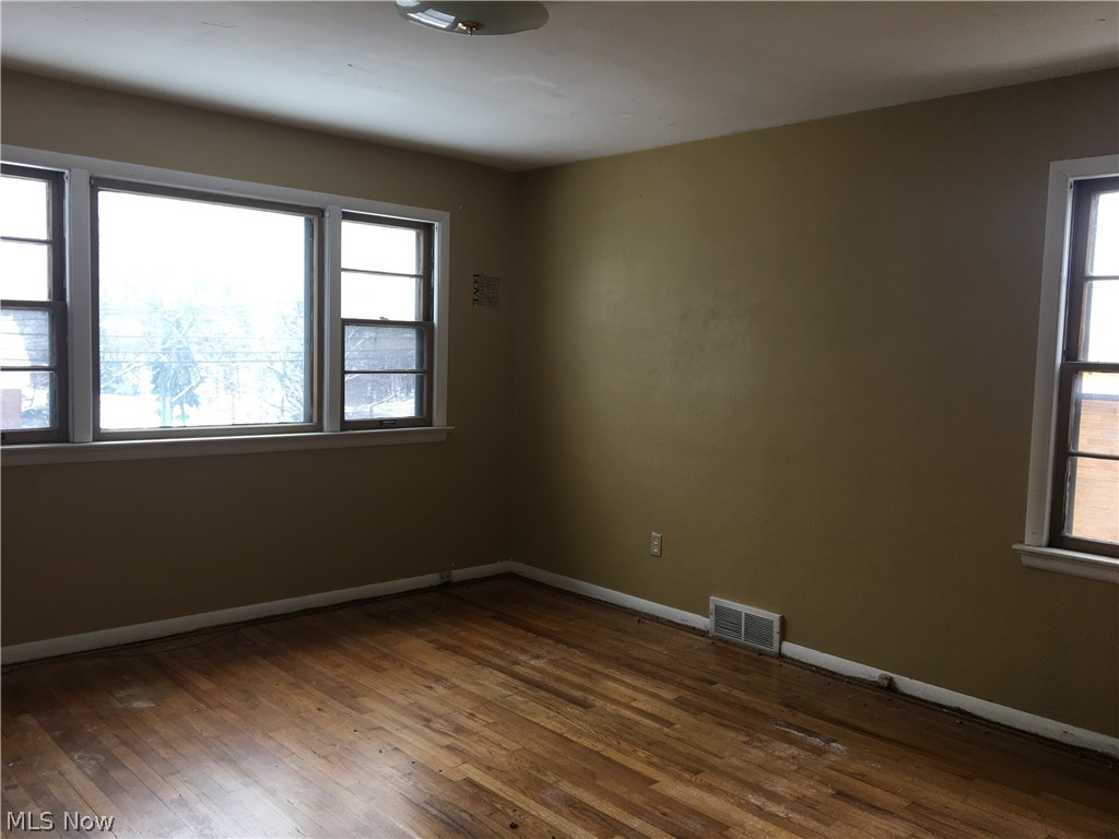 14294 Cedar Road Cleveland, OH 44121 - Photo 25 of 33 2nd floor master br