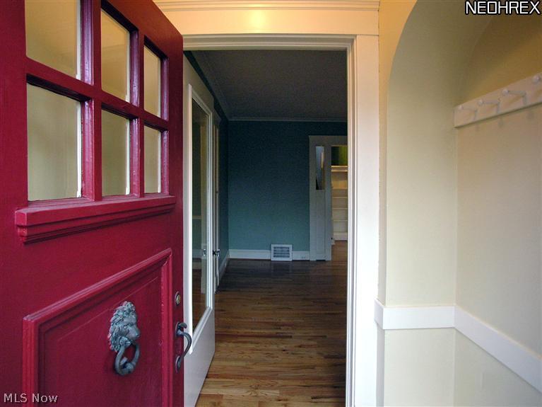 2952 Hampshire Road Cleveland, OH 44118 - Photo 2 of 19 Front door detail with arched foyer.