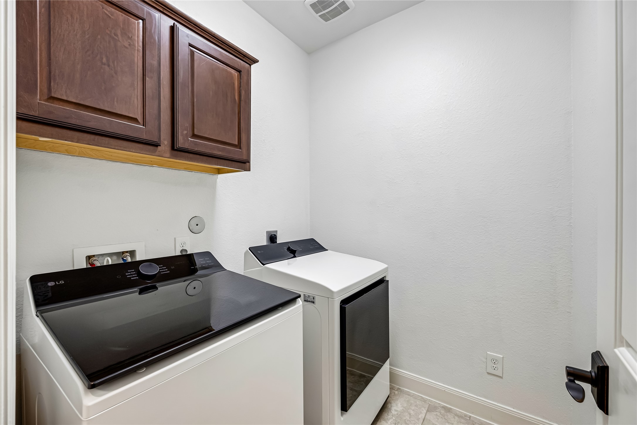 27 Herons Flight Place Spring, TX 77389 - Photo 24 of 30 washer and dryer on 2nd floor inbcluded