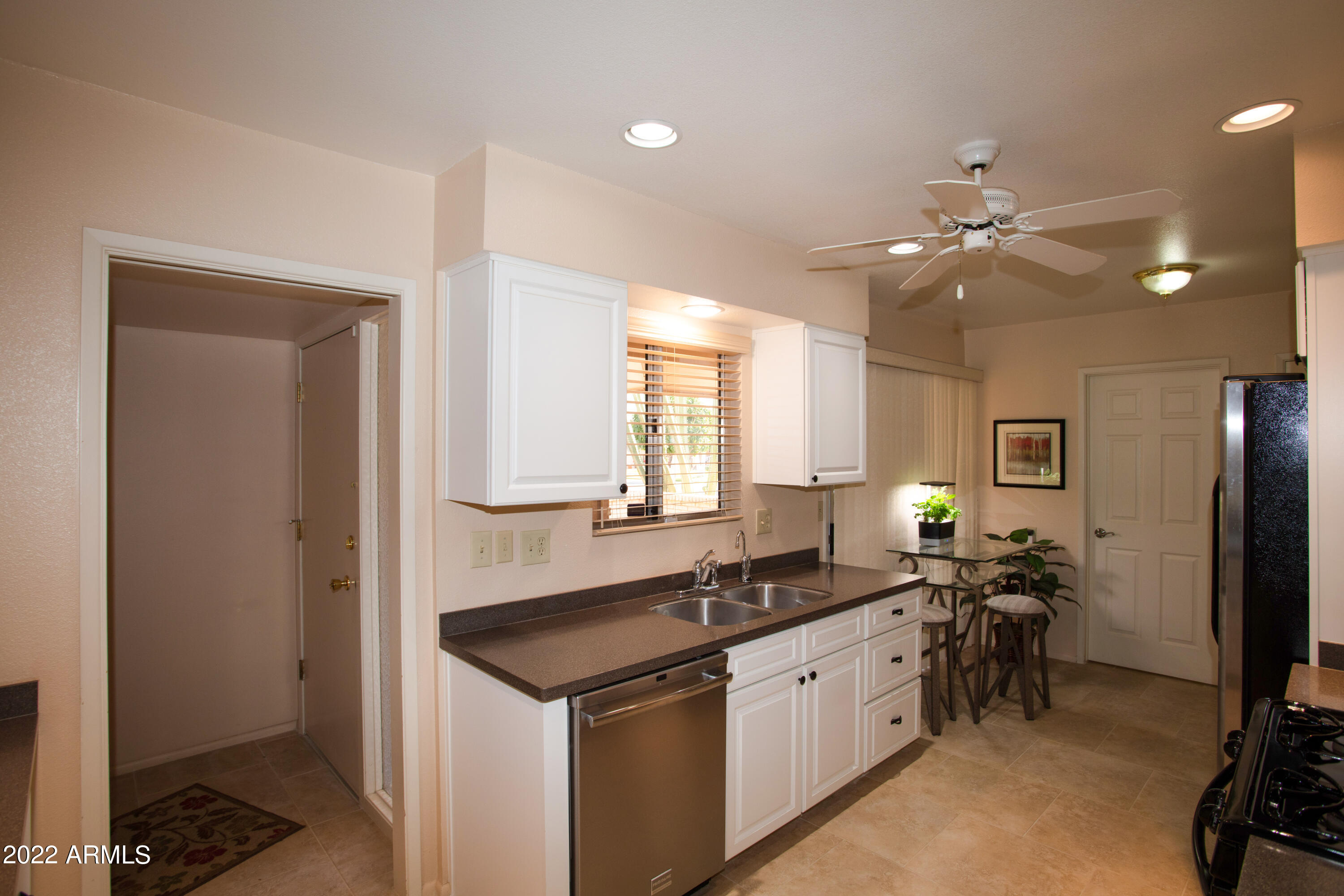 10144 West Mountain View Road Sun City, AZ 85351 - Photo 16 of 45 17 Kitchen