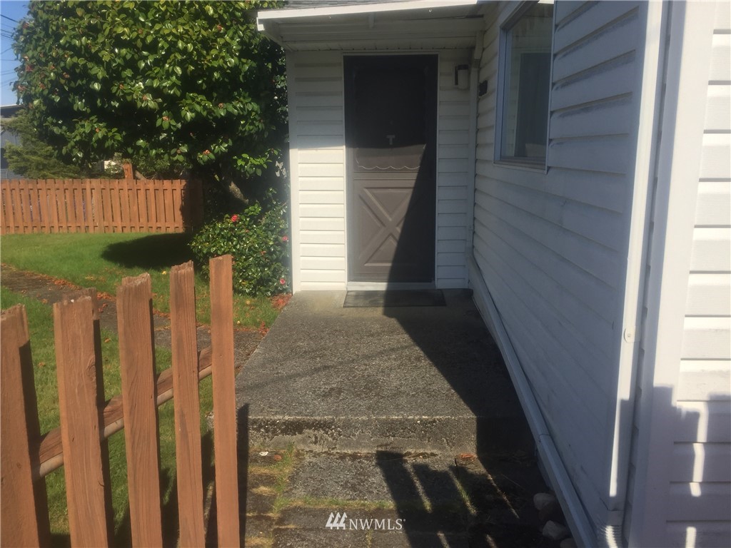 901 North 103rd Street Seattle, WA 98133 - Photo 11 of 23