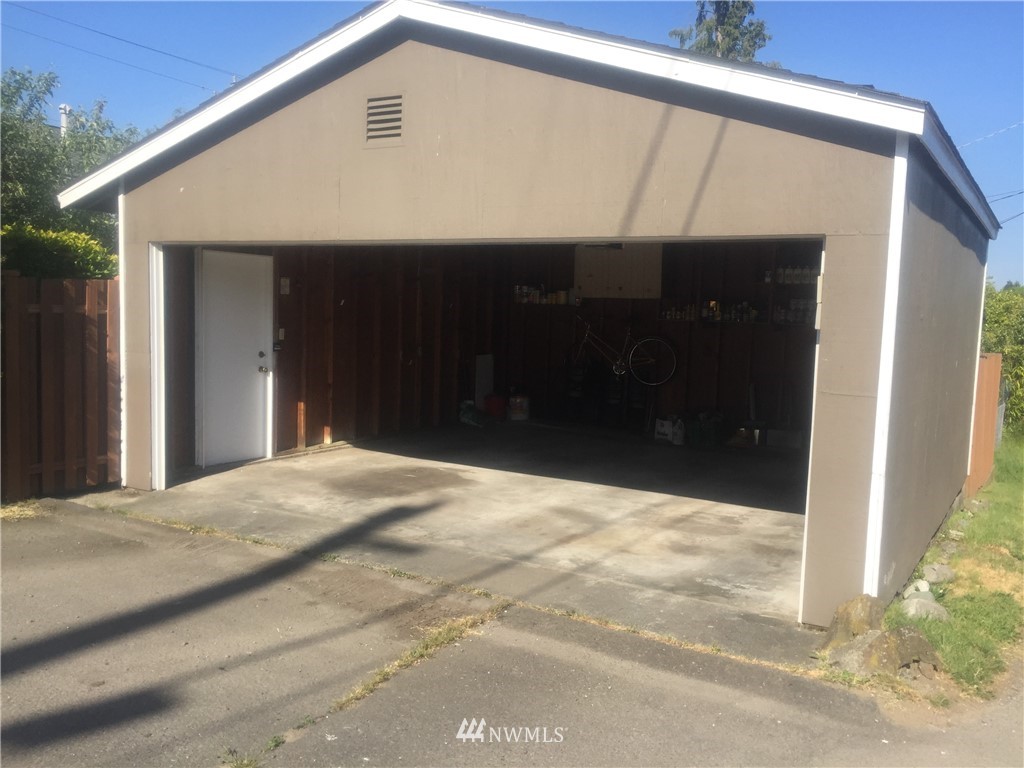 901 North 103rd Street Seattle, WA 98133 - Photo 16 of 23
