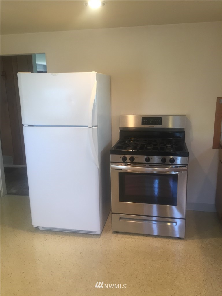 901 North 103rd Street Seattle, WA 98133 - Photo 5 of 23