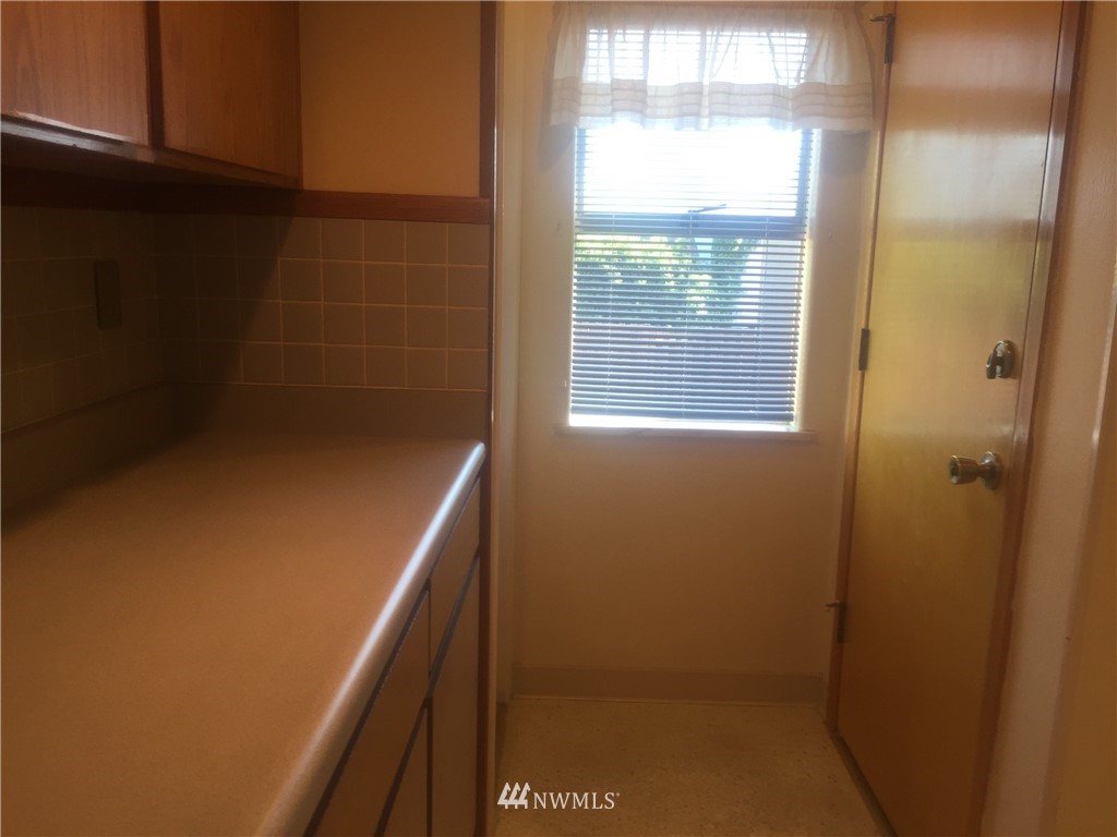 901 North 103rd Street Seattle, WA 98133 - Photo 10 of 23