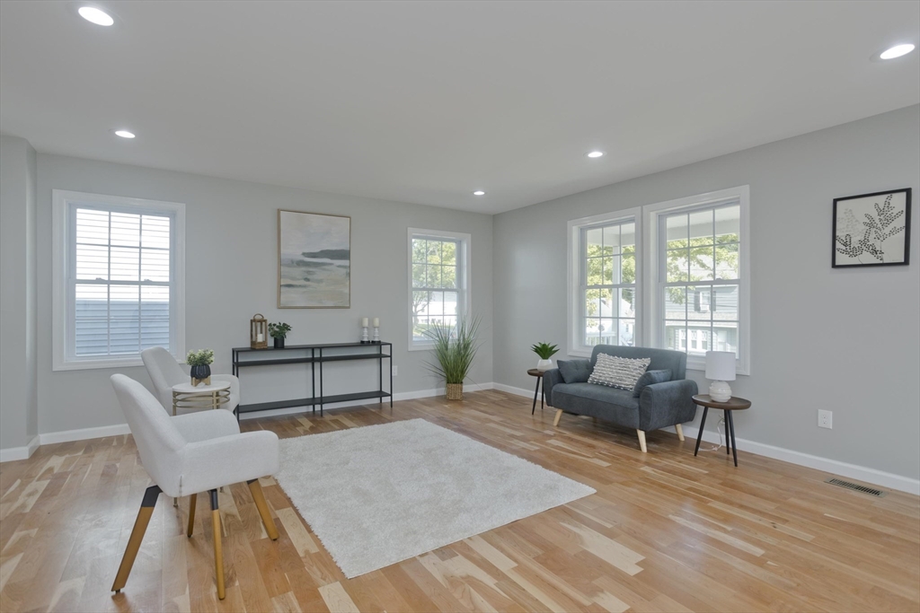 33 Brooks Street Springfield, MA 01109 - Photo 4 of 28