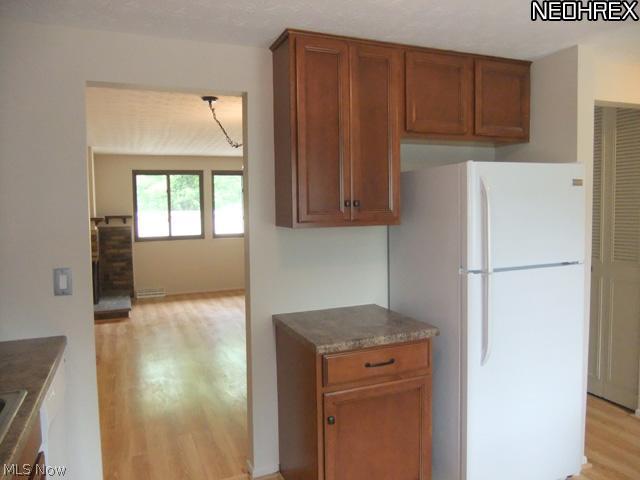 992 Hampton Ridge Drive Akron, OH 44313 - Photo 6 of 17 The kitchen offers easy access to the dining area and also the foyer hallway.