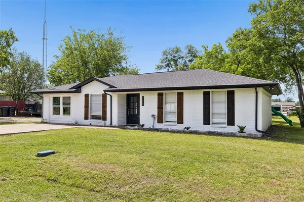 $289,000 | 305 East Laura Avenue, Quinlan, TX 75474