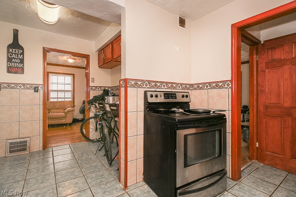 2050 Staunton Road Cleveland, OH 44118 - Photo 5 of 35