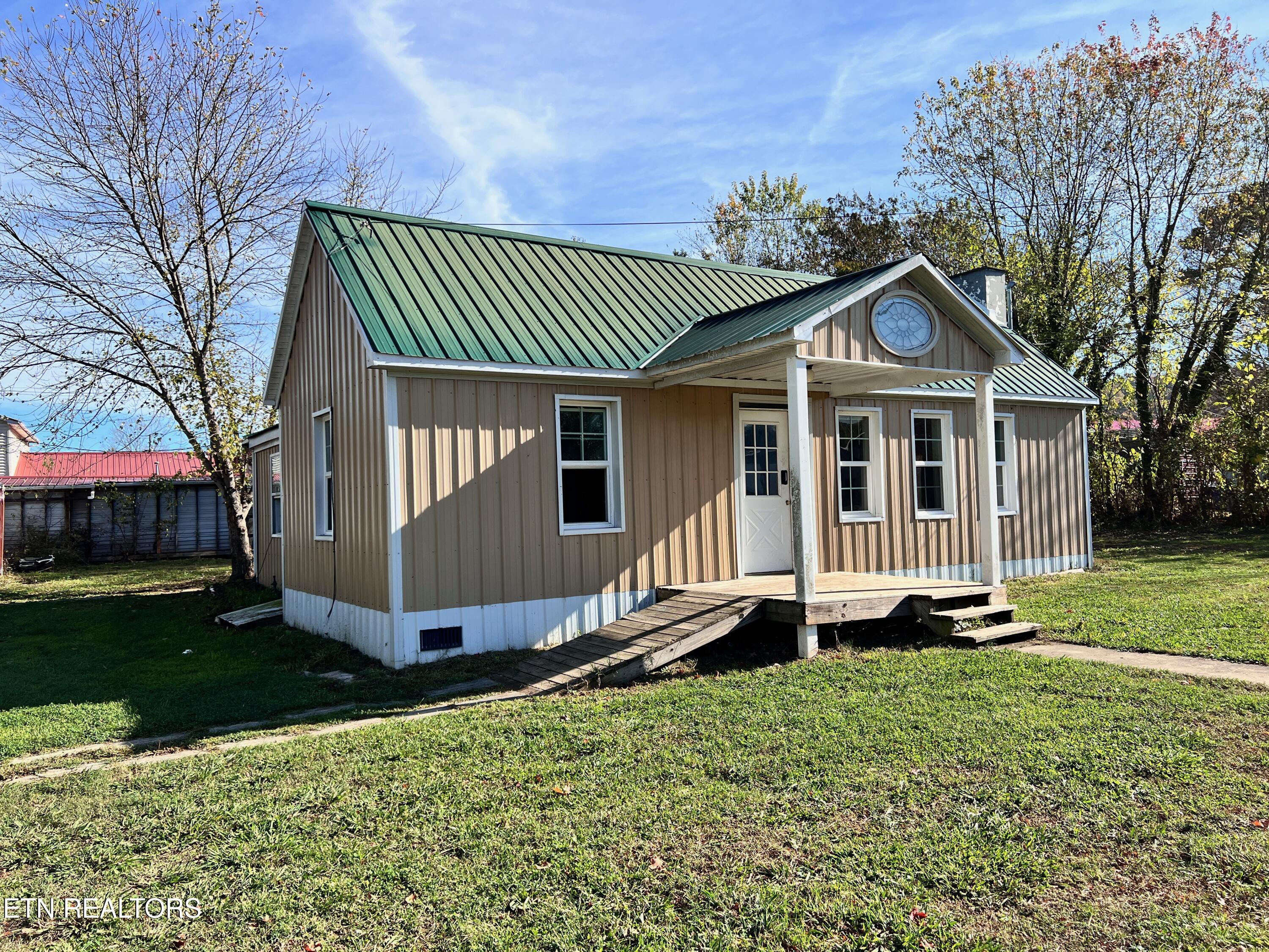 337 Unaka Street Clinton, TN 37716 - Photo 1 of 17 1-1