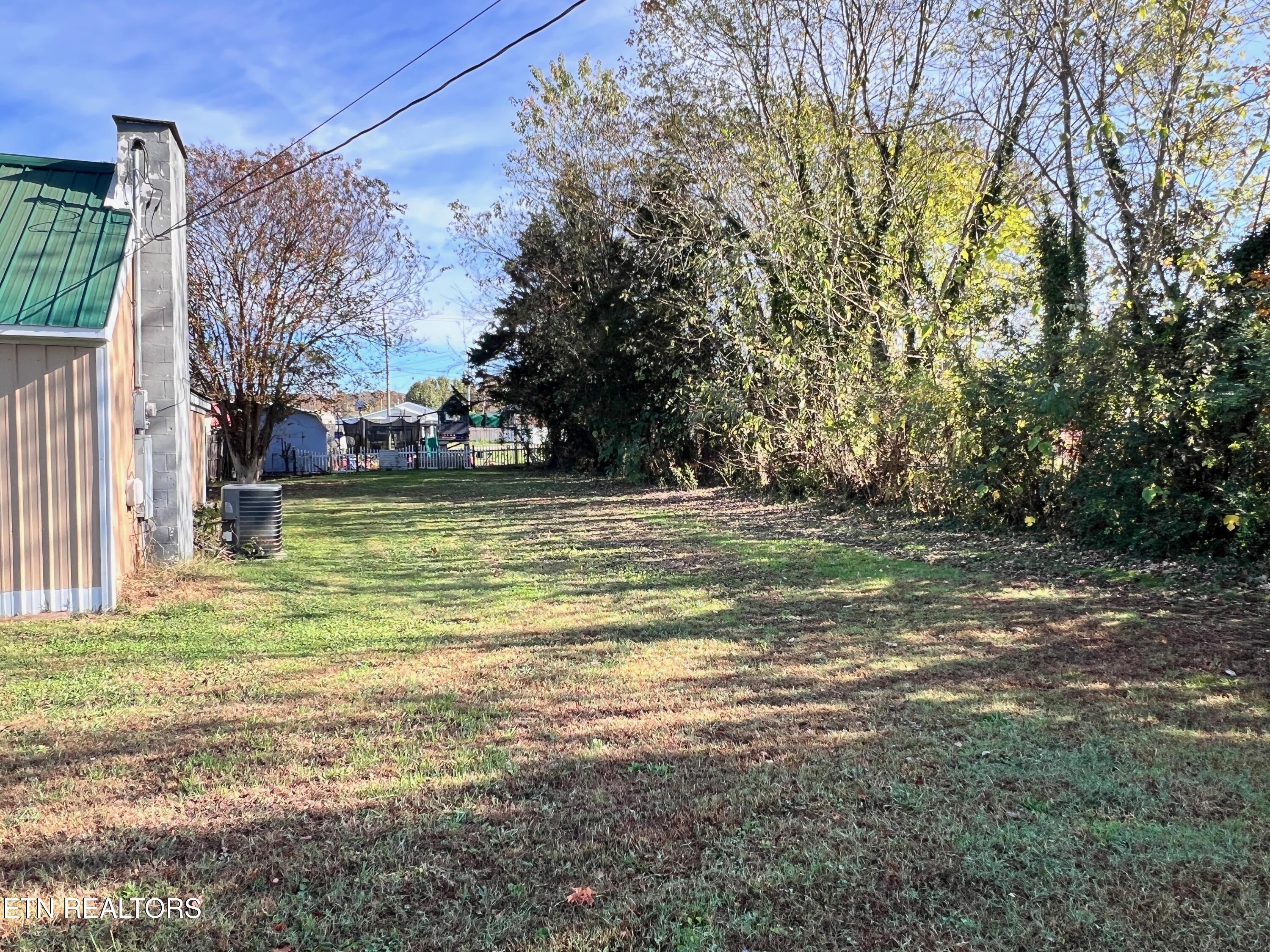 337 Unaka Street Clinton, TN 37716 - Photo 5 of 17 1-5