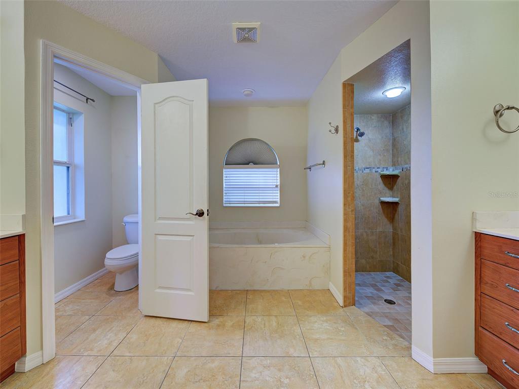 6265 Pheasant Road Venice, FL 34293 - Photo 34 of 70 a bathroom with a sink and mirror