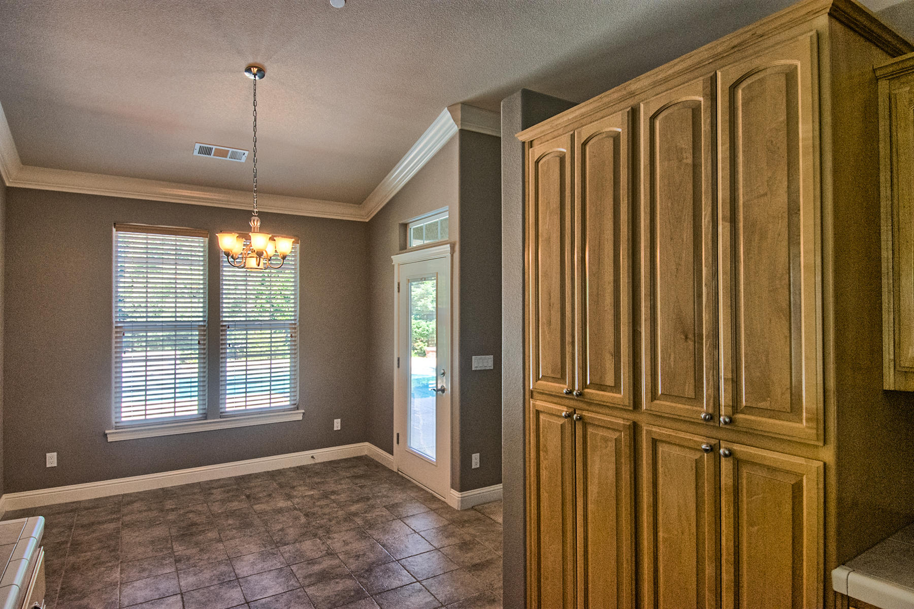 2091 Oshea Way Redding, CA 96003 - Photo 12 of 46 Kitchen Cabinets