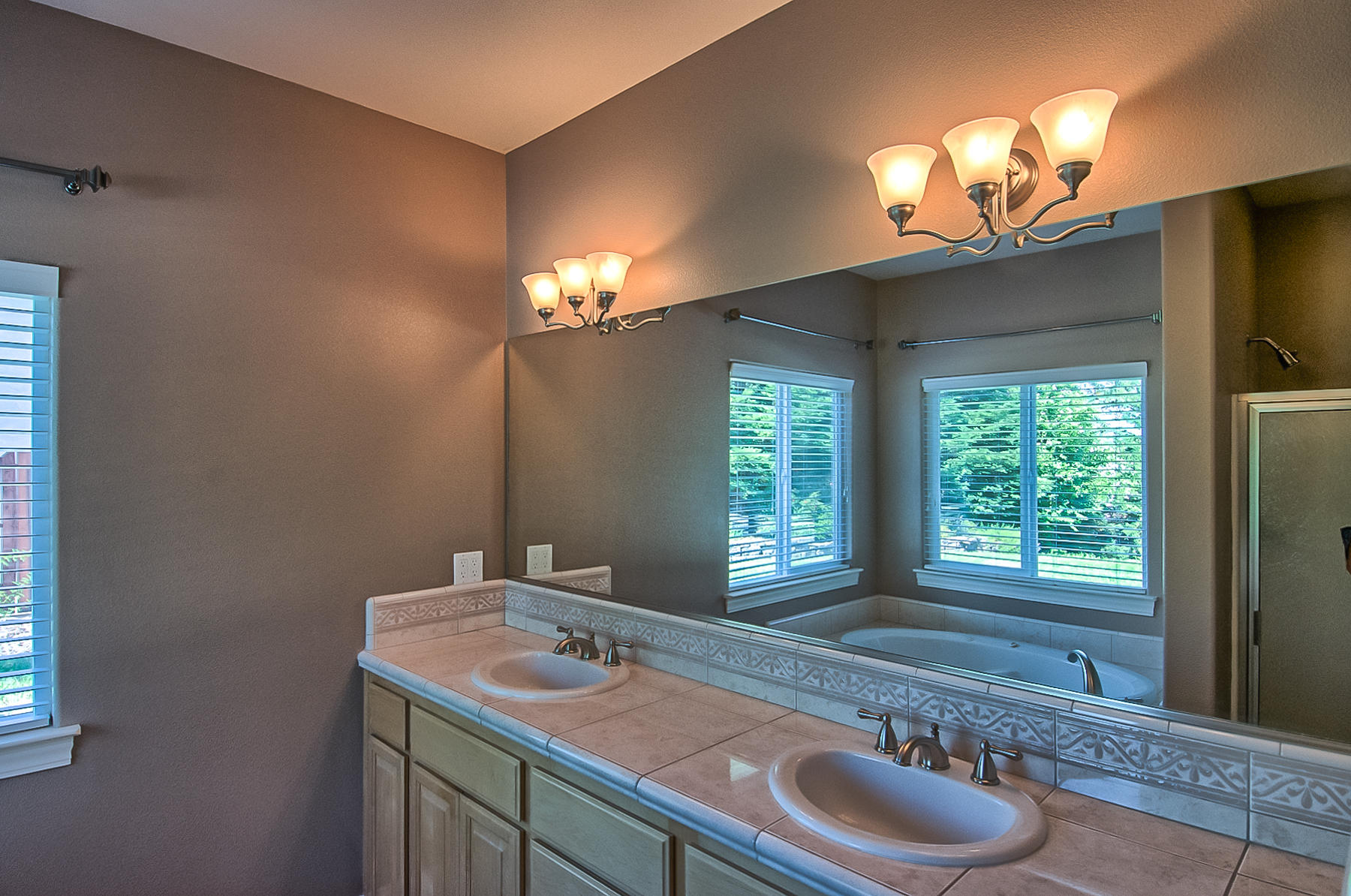 2091 Oshea Way Redding, CA 96003 - Photo 19 of 46 Master Bathroom