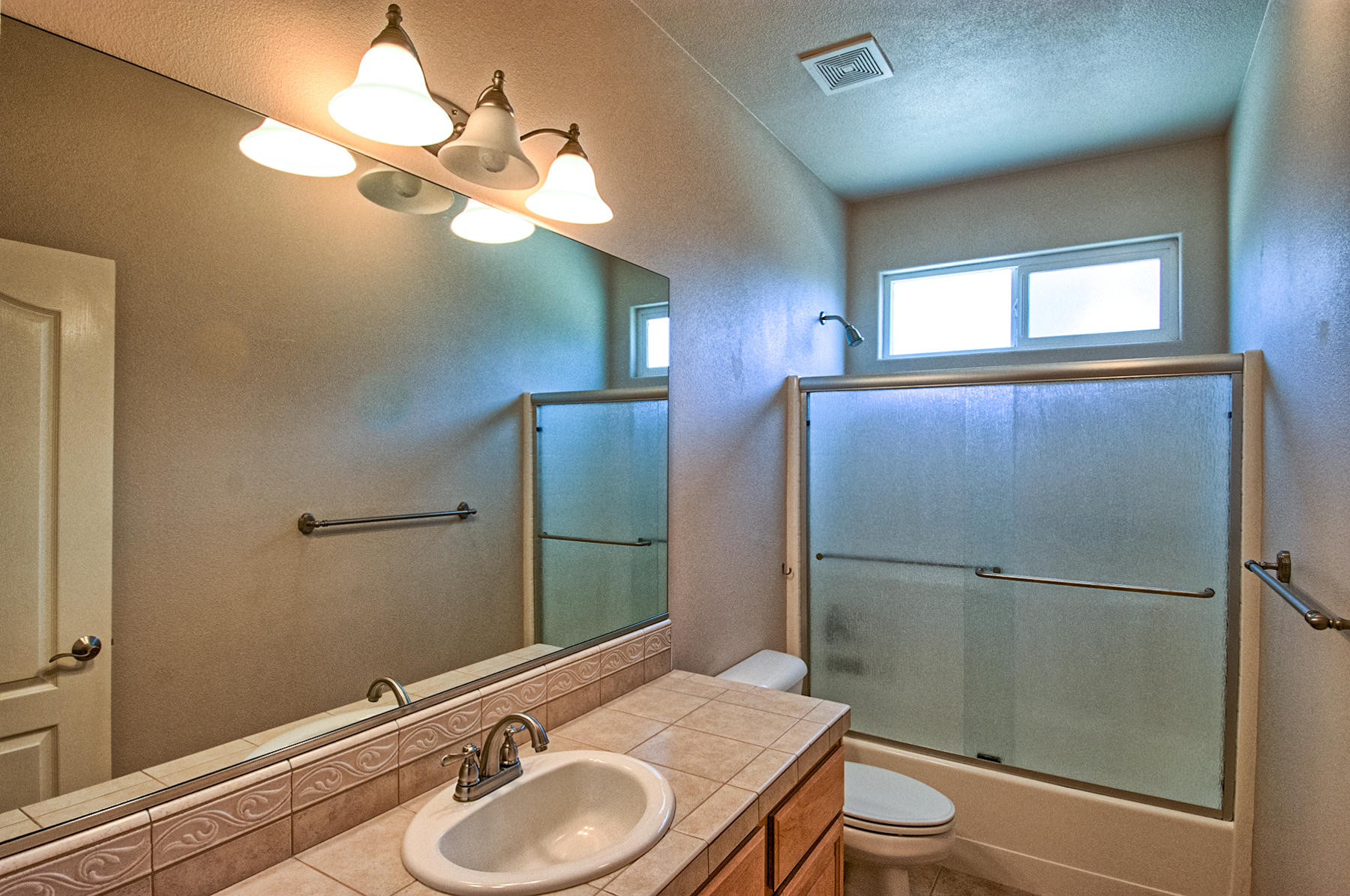 2091 Oshea Way Redding, CA 96003 - Photo 24 of 46 Guest Bathroom