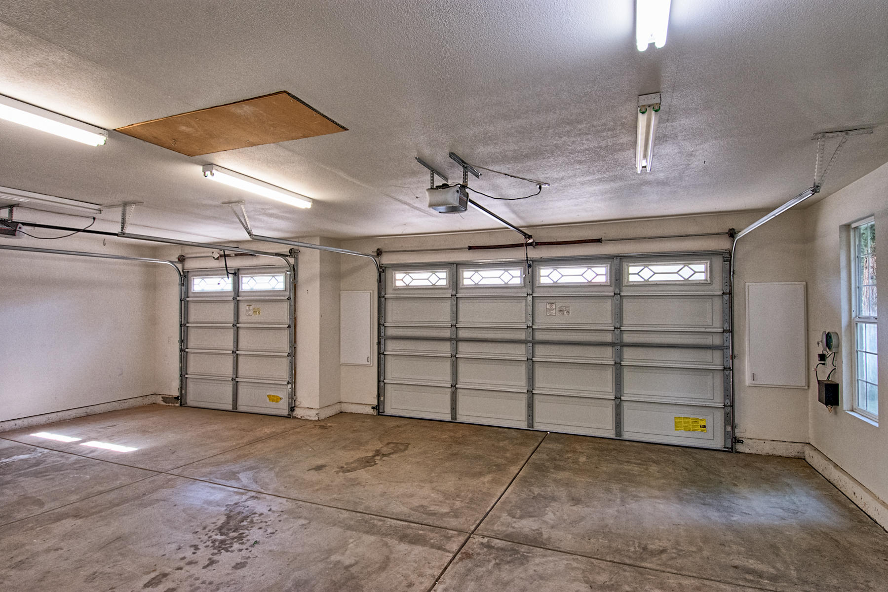 2091 Oshea Way Redding, CA 96003 - Photo 28 of 46 3 Car Garage