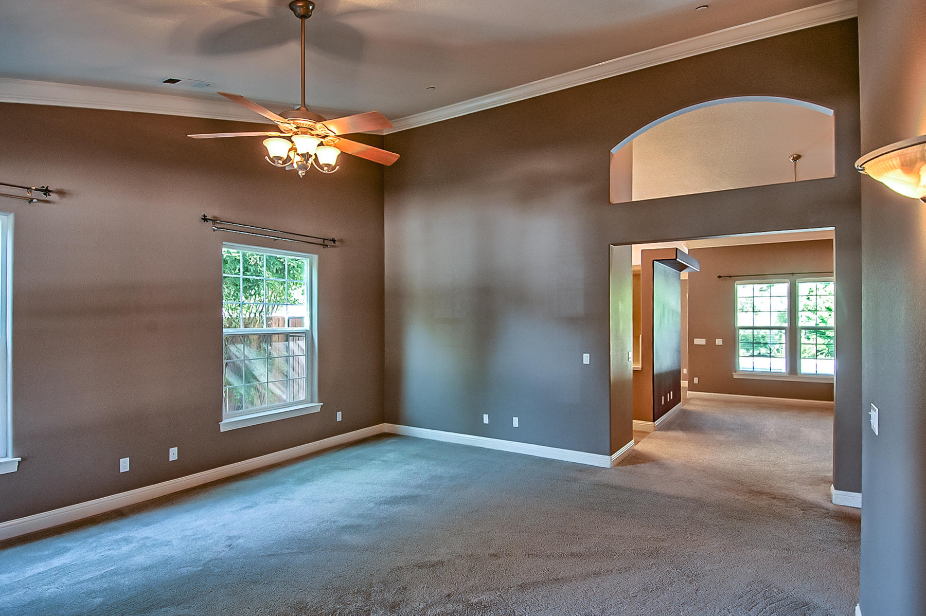 2091 Oshea Way Redding, CA 96003 - Photo 3 of 46 Living Room