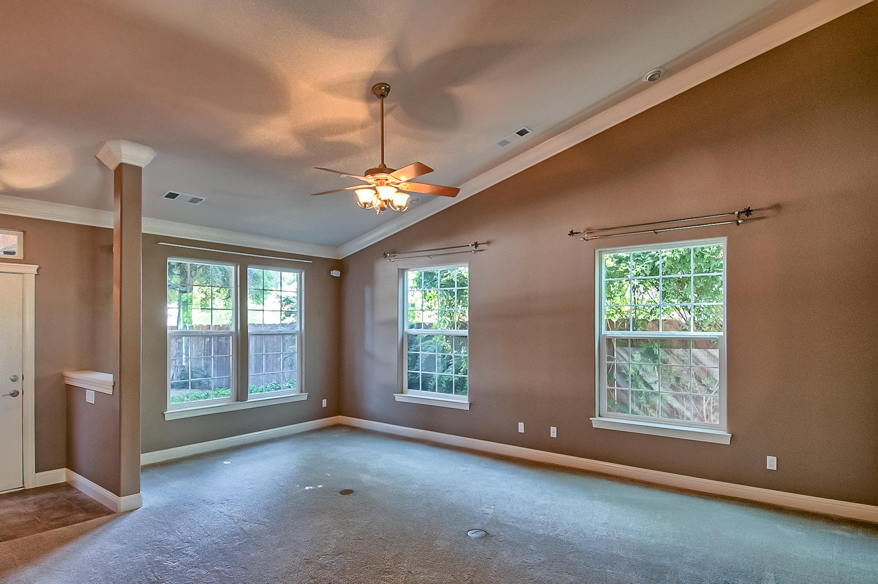2091 Oshea Way Redding, CA 96003 - Photo 6 of 46 Living Room