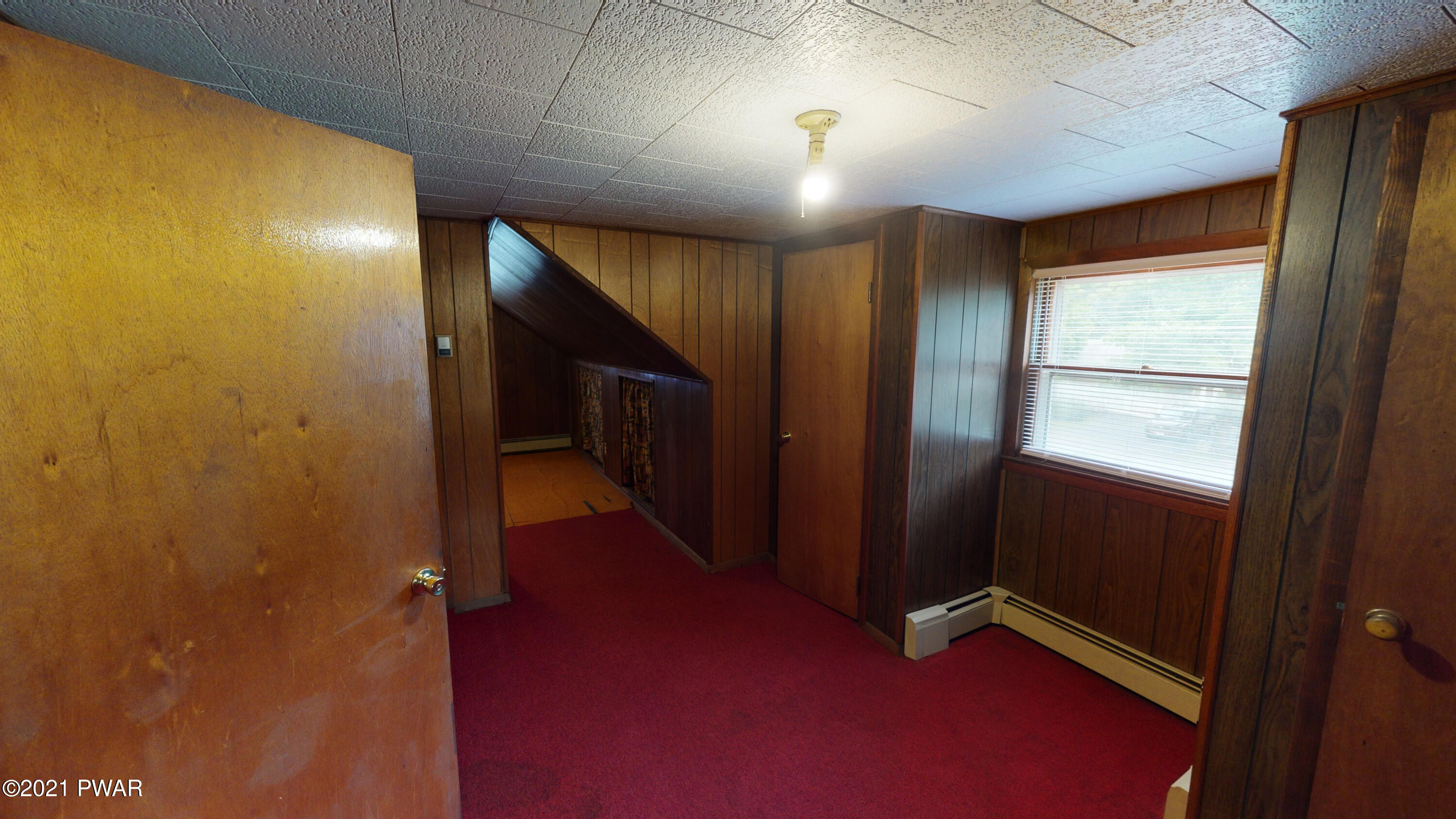 122 Moon Valley Road Milford, PA 18337 - Photo 18 of 41 Family room w/ eaves
