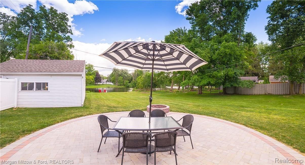 160 North Holcomb Road Clarkston, MI 48346 - Photo 32 of 38 Large & lovely entertaining space