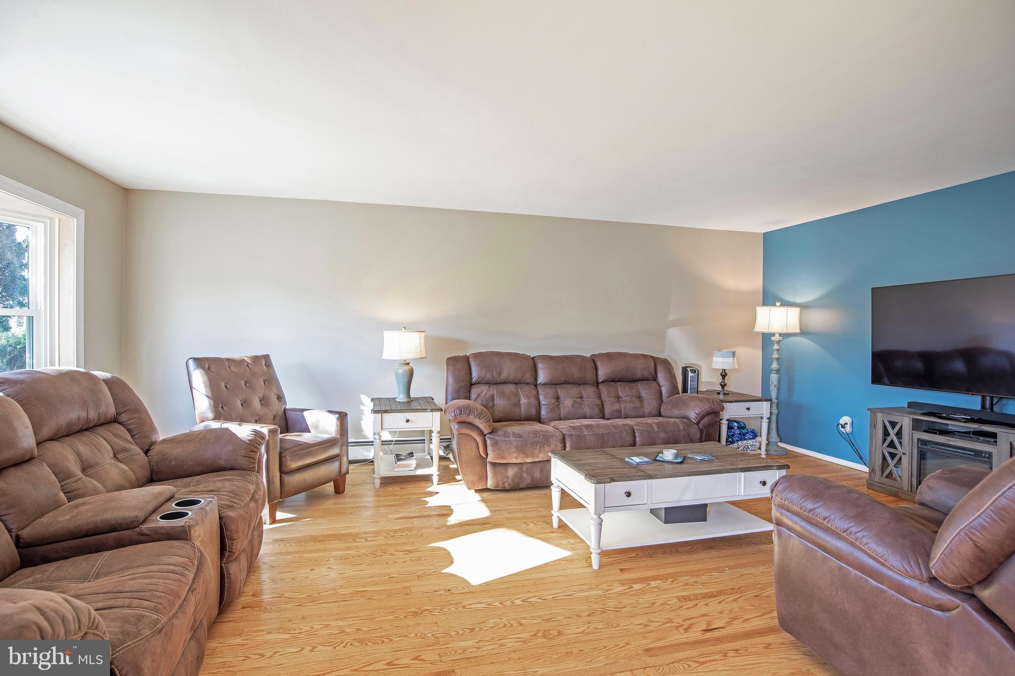 1070 Lavera Road Warminster, PA 18974 - Photo 3 of 31 Living Room