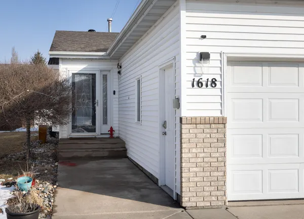 $274,000 | 1618 Suntree Drive, West Fargo, ND 58078