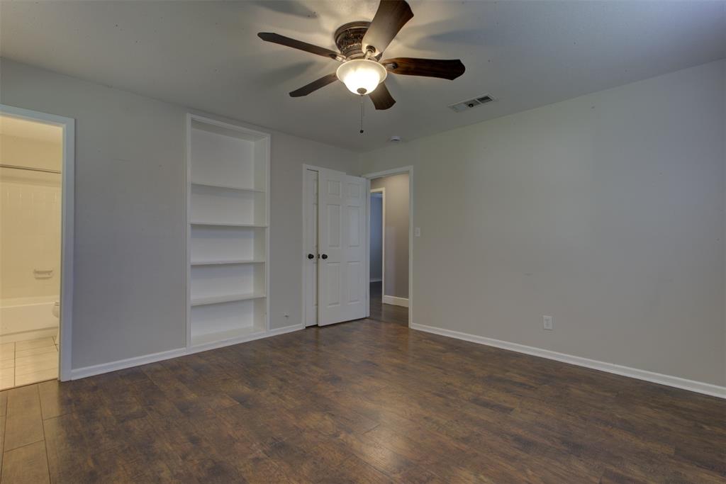 209 Case Street Weatherford, TX 76086 - Photo 20 of 25 Primary ensuite with bathroom