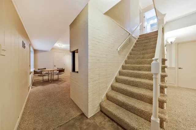 $650,000 | 8 Oak Meadow Road, Evansville, IN 47725