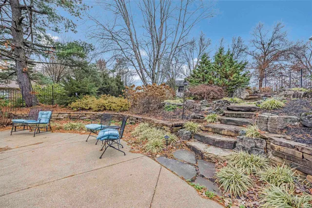 $650,000 | 8 Oak Meadow Road, Evansville, IN 47725