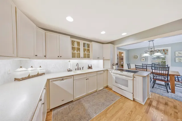 $650,000 | 8 Oak Meadow Road, Evansville, IN 47725