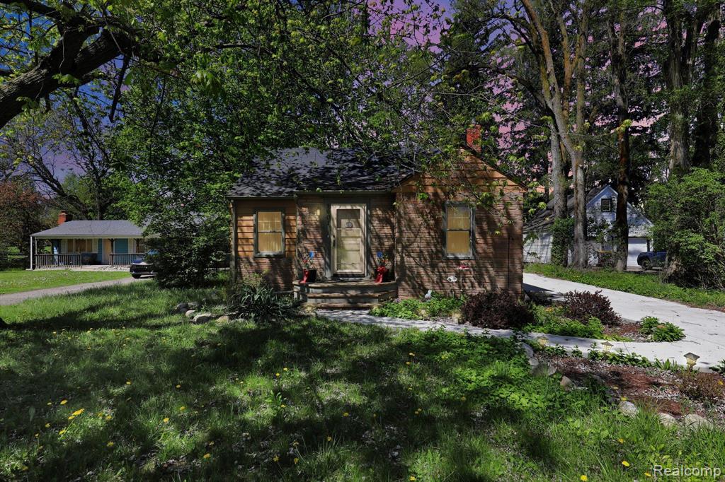 1001 North Waverly Road Lansing, MI 48917 - Photo 8 of 32 Gallery Image 8