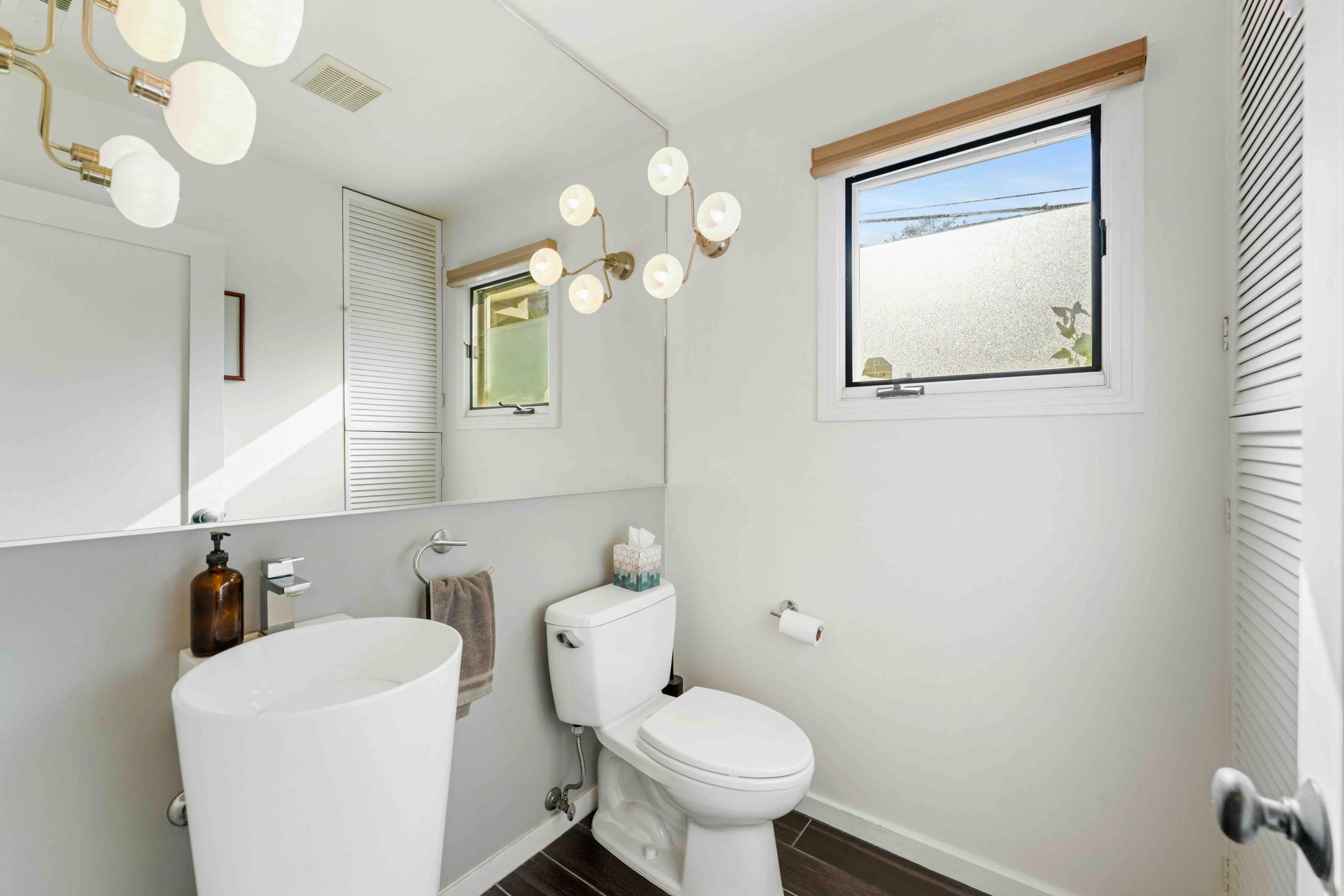 941 Weldon Road Santa Barbara, CA 93109 - Photo 26 of 43 Powder room - 941 Weldon Rd.