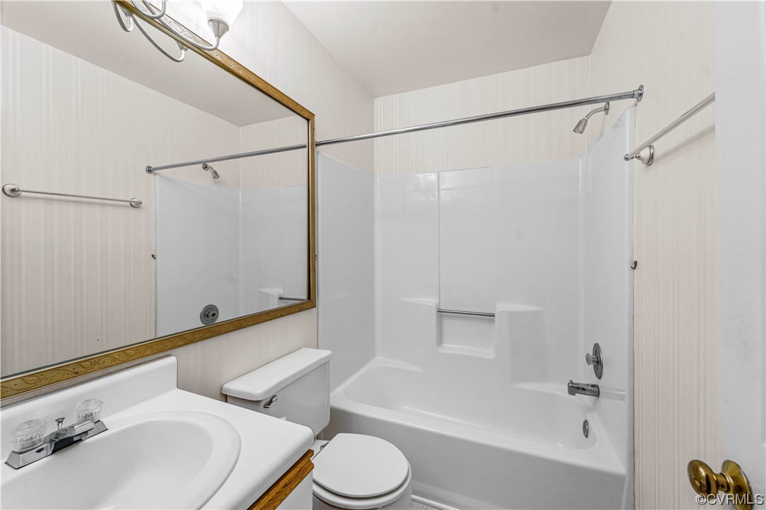 126 Water Pointe Court Midlothian, VA 23112 - Photo 16 of 19 a bathroom with a sink and a bathtub