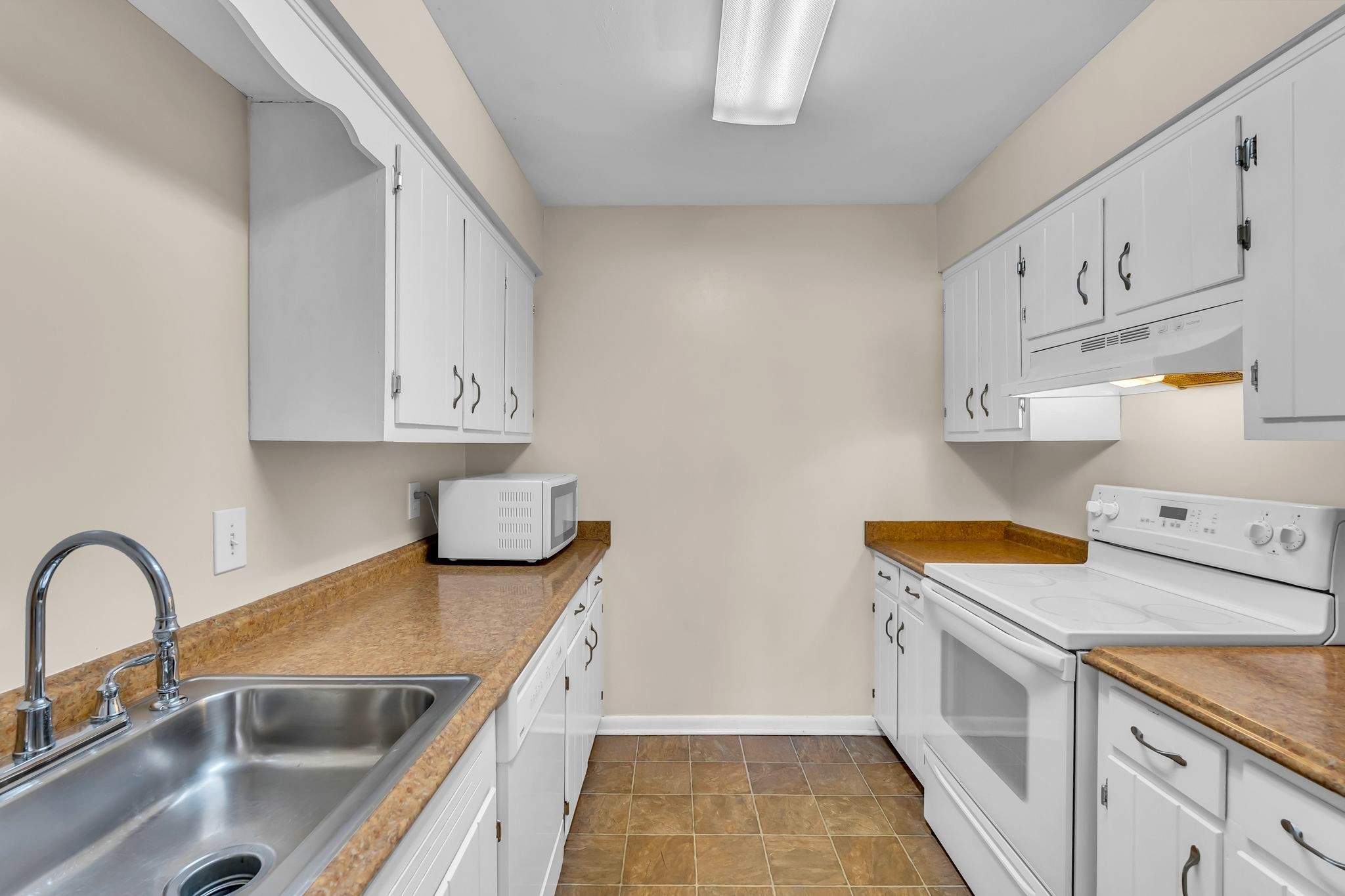 2116 Hobbs Road, Unit N19 Nashville, TN 37215 - Photo 16 of 33 a kitchen with granite countertop white cabinets and white appliances
