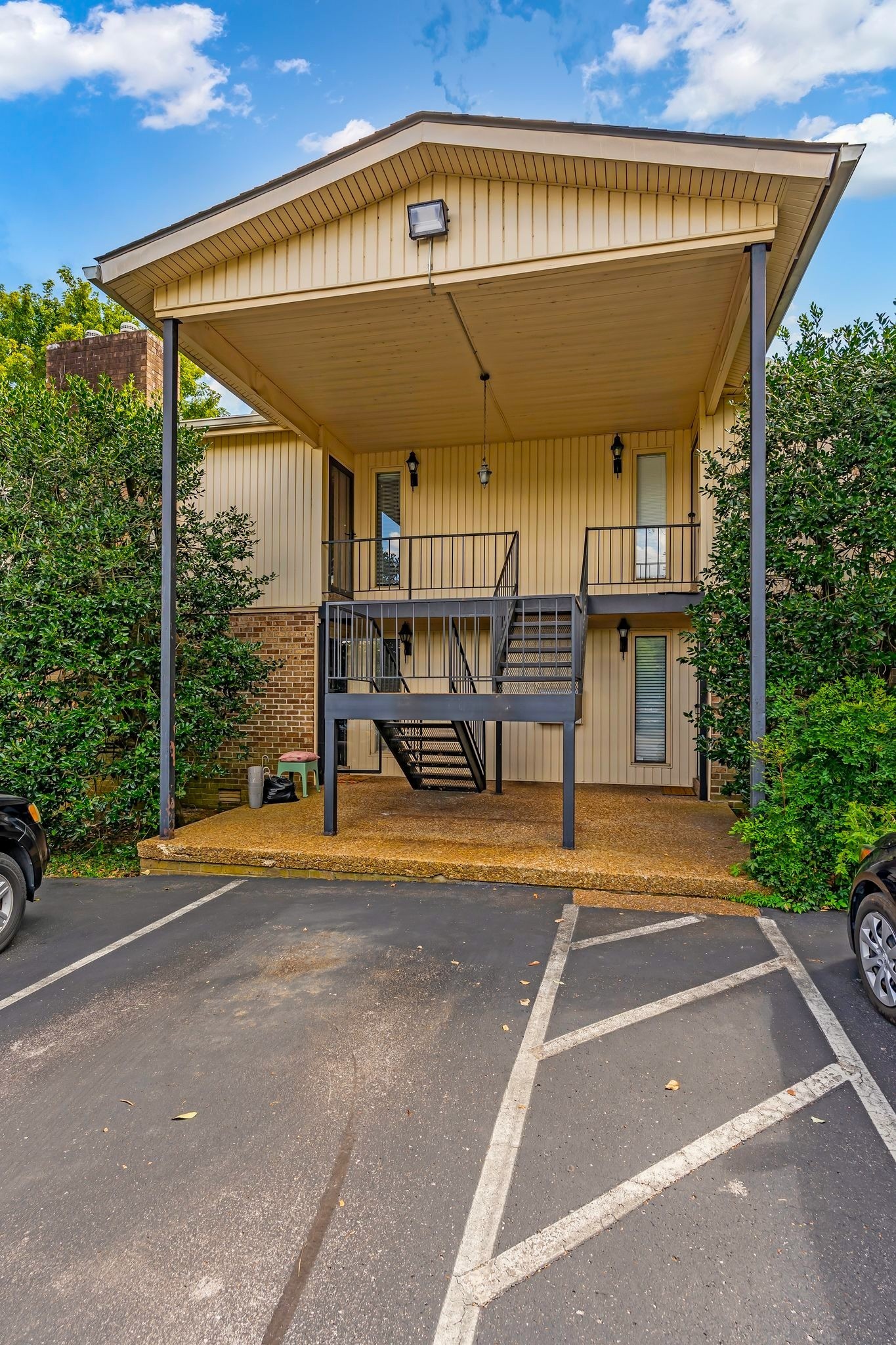 2116 Hobbs Road, Unit N19 Nashville, TN 37215 - Photo 4 of 33 a view of a indoor basketball court
