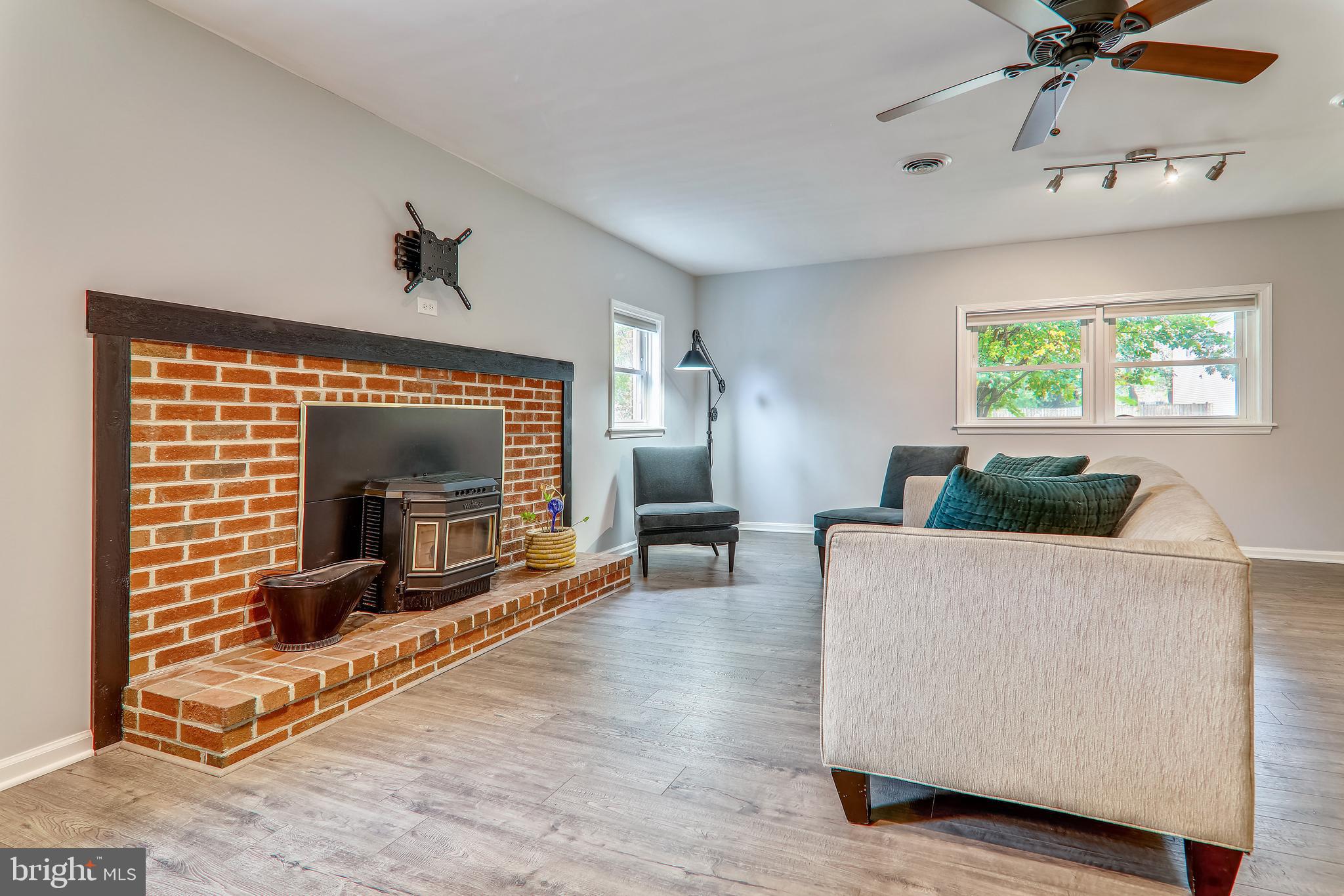 2812 Derek Road Alexandria, VA 22306 - Photo 14 of 54 Living Room