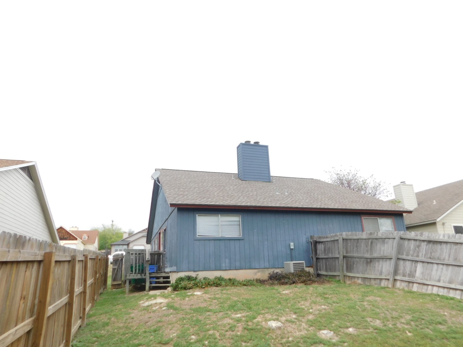 522 Cutty Trail, Unit B Lakeway, TX 78734 - Photo 18 of 20 Secure yard featuring a durable wooden fence, perfect for privacy and outdoor enjoyment.