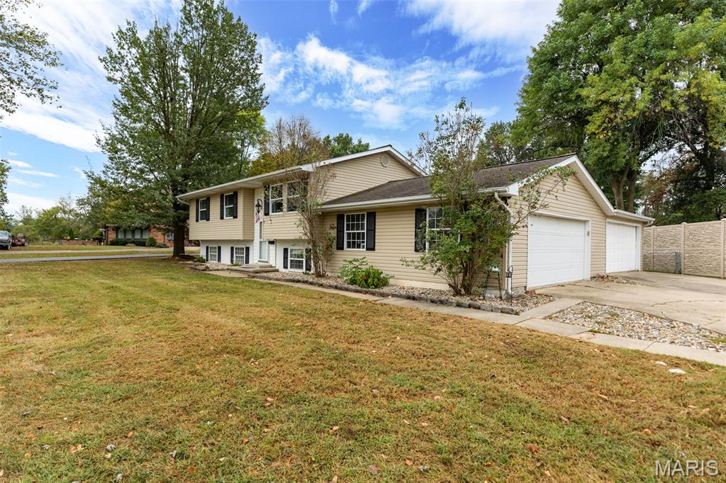 904 Miller Drive Staunton, IL 62088 - Photo 3 of 37