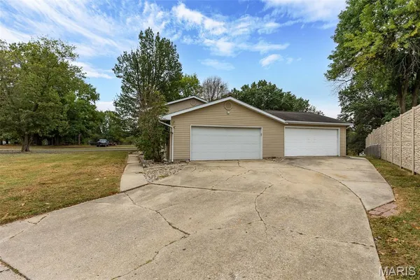 $259,900 | 904 Miller Drive, Staunton, IL 62088