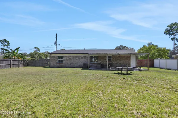 a view of a house with backyard and a garden