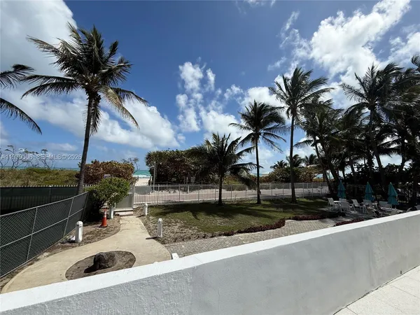 $4,800 | 5255 Collins Avenue, Unit 7B, Miami Beach, FL 33140