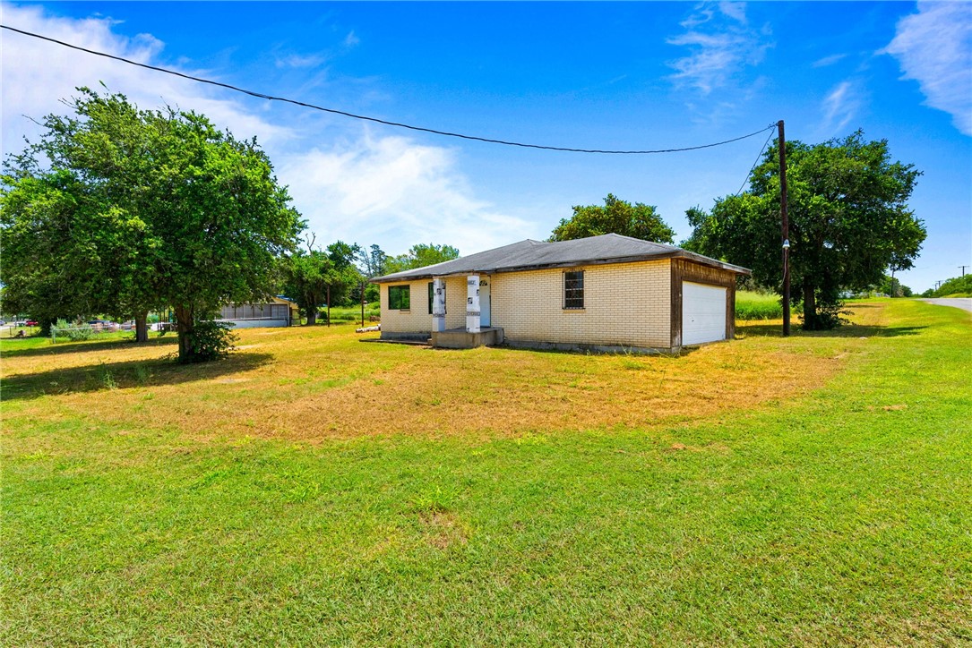 133 Lake Street Mathis, TX 78368 - Photo 4 of 17