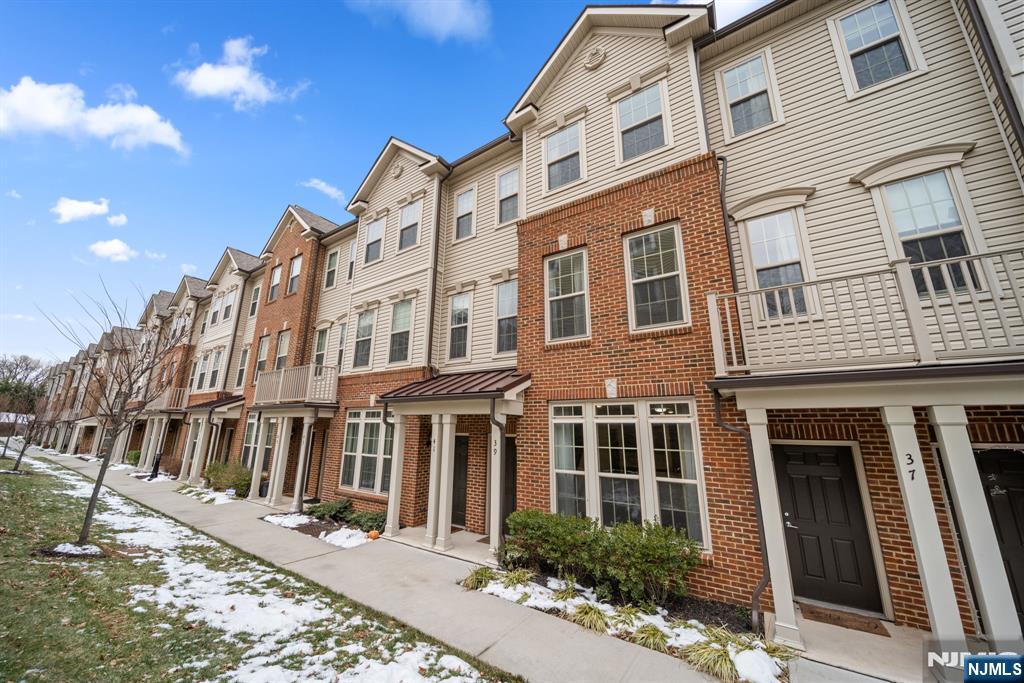 39 Arnold Drive Wood-Ridge, NJ 07075 - Photo 4 of 49 a large building with a lot of windows