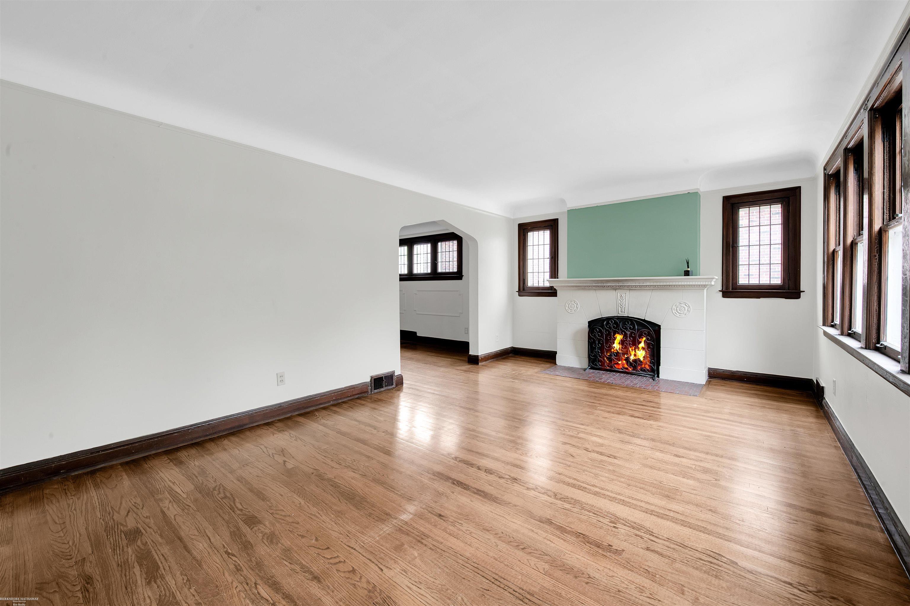 893 Rivard Boulevard Grosse Pointe, MI 48230 - Photo 5 of 27 50112072-4.JPG