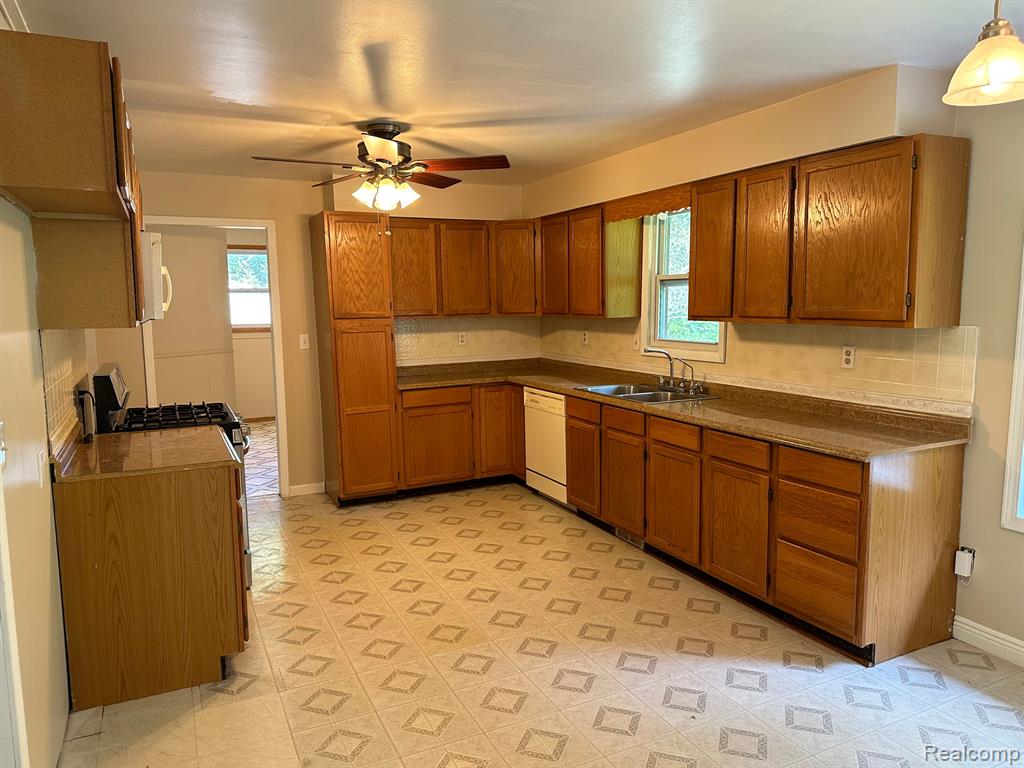 5047 Rochester Road Dryden, MI 48428 - Photo 3 of 22