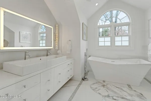$3,495,000 | 10 Echo Lane, Greenwich, CT 06830