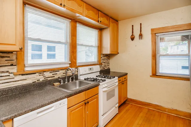 $369,900 | 904 Hayes Avenue, Oak Park, IL 60302