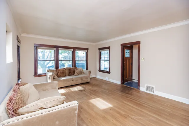 $369,900 | 904 Hayes Avenue, Oak Park, IL 60302