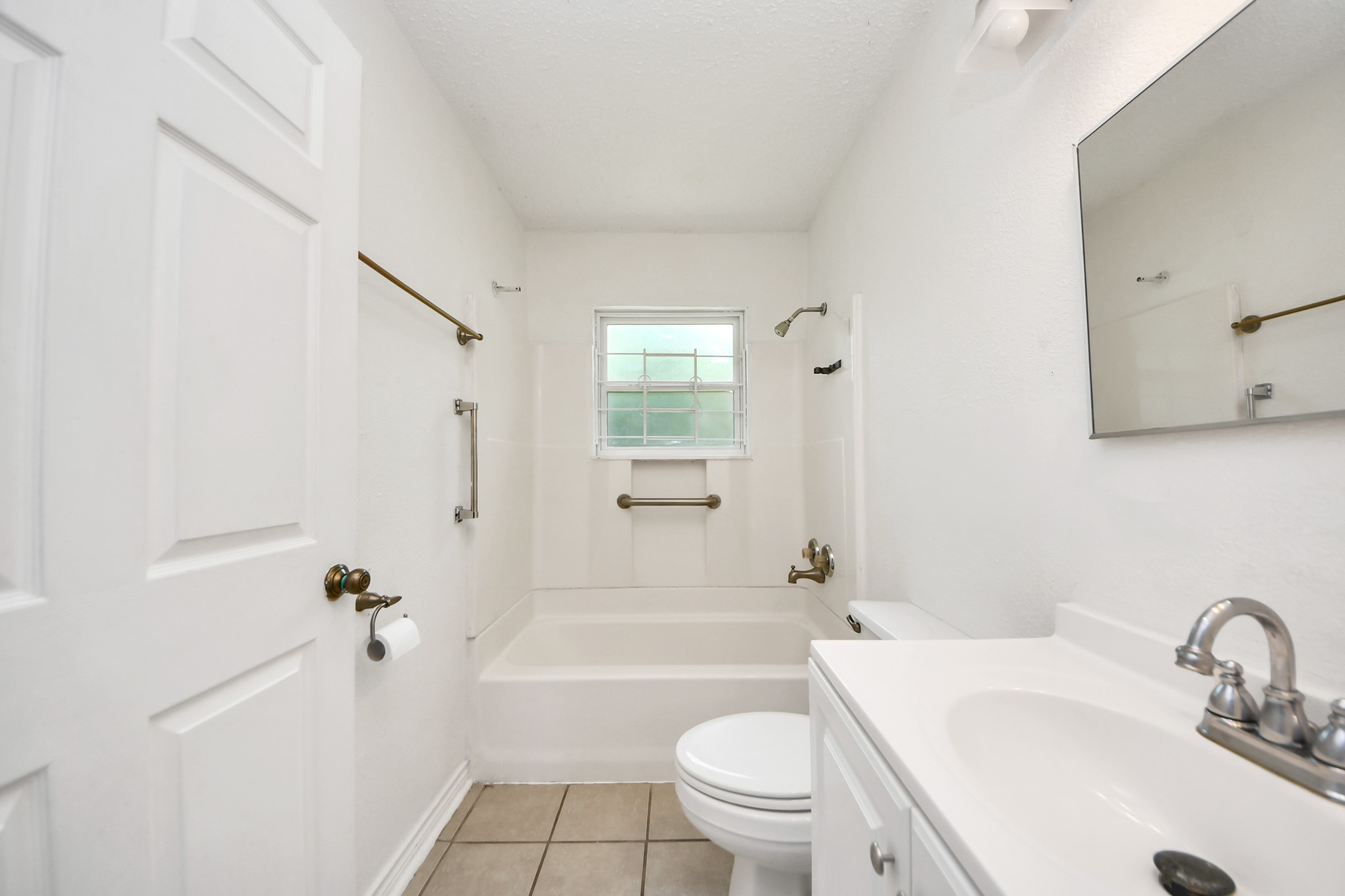 5202 Pensdale Street Houston, TX 77033 - Photo 12 of 32 a bathroom with a sink toilet tub and shower